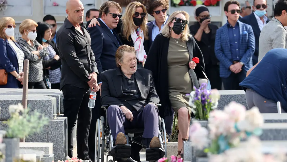 Ramiro Oliveros, Iris Oliveros Márquez y Oliver, nieto de Concha Márquez Piquer, durante el entierro de la cantante en el cementerio de San Isidro, a 20 de octubre de 2021, en Madrid (España).ENTIERRO;FAMILIARES;CANTANTE;FAMOSOSRaúl Terrel / Europa Press20/10/2021