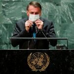FILE PHOTO: Brazil's President Jair Bolsonaro puts back on a protective face mask worn due to the coronavirus disease (COVID-19) pandemic after speaking during the 76th Session of the U.N. General Assembly in New York City, U.S., September 21, 2021. REUTERS/Eduardo Munoz/Pool/File Photo