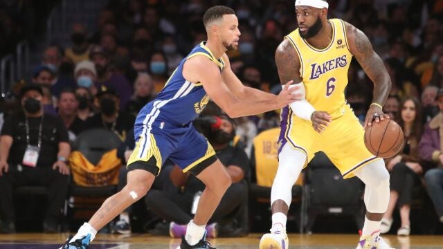Stephen Curry tuvo un inicio espectacular de temporada ante los Lakers de LeBron James.