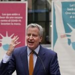 El alcalde de Nueva York, Bill de Blasio, apela a la vacunación de los empleados públicos para erradicar la Covid