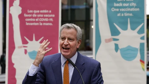 El alcalde de Nueva York, Bill de Blasio, apela a la vacunación de los empleados públicos para erradicar la Covid