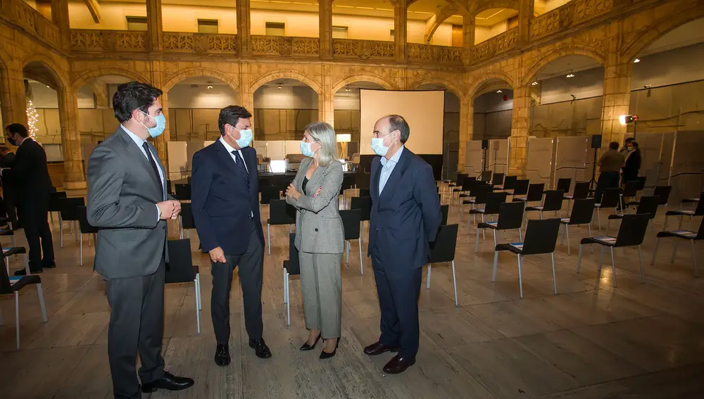 La directora territorial de Castilla y León en CaixaBank, Belén Martín Sanz; junto al director de Economía y Mercados. CaixaBank Research, José Ramón Diez Guijarro; Diego Vizcaino, de AFI, y el consejero de Economía y Hacienda, Carlos Fernández Carriedo, presentan el estudio 'La economía de la Comunidad Autónoma de Castilla y León. Diagnóstico estratégico'.