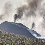 Vista del volcán de Cumbre Vieja con las tres nubes de ceniza, desde Los Llanos de Aridane