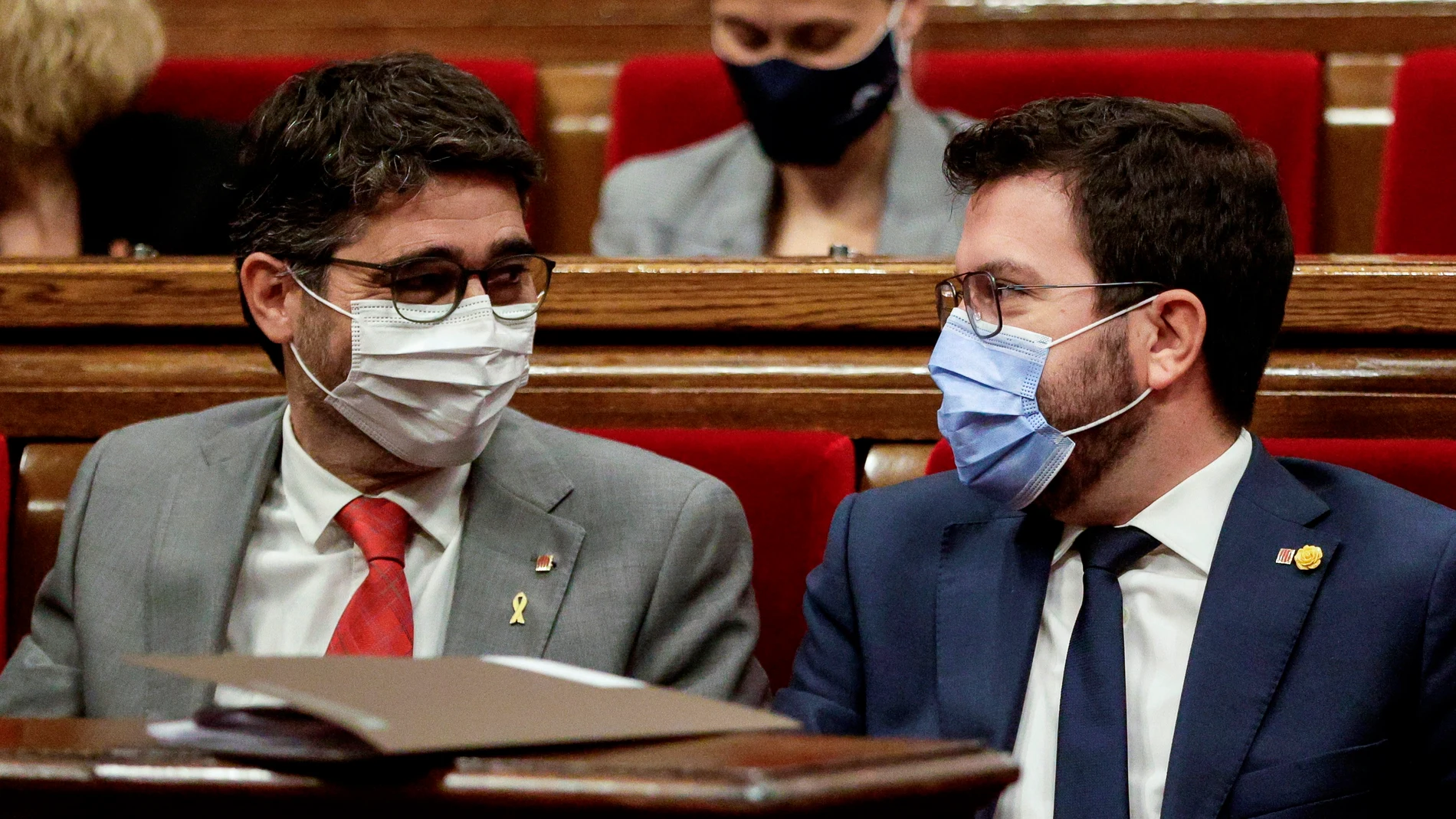 GRAFCAT8723. BARCELONA, 20/10/2021.- El presidente de la Generalitat, Pere Aragonès (d), y su vicepresidente, Jordi Puigneró (i), durante la sesión de control del gobierno catalán ante el pleno del Parlament, después de que la Mesa de la cámara catalana haya aceptado el voto delegado del exconseller y diputado de JxCat Lluís Puig, que permanece en Bélgica desde 2017. EFE/Quique Garcia