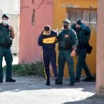Agentes de la Guardia Civil llevan detenido a "El Coco", considerado un lugarteniente de Antonio Tejón, uno de los dos hermanos que lideran el "clan de Los Castaña". EFE/A.Carrasco Ragel