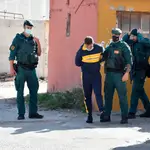 Agentes de la Guardia Civil llevan detenido a &quot;El Coco&quot;, considerado un lugarteniente de Antonio Tejón, uno de los dos hermanos que lideran el &quot;clan de Los Castaña&quot;. EFE/A.Carrasco Ragel