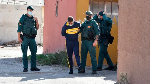 Agentes de la Guardia Civil llevan detenido a "El Coco", considerado un lugarteniente de Antonio Tejón, uno de los dos hermanos que lideran el "clan de Los Castaña". EFE/A.Carrasco Ragel