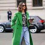 Calentito y con mucho estilo, el abrigo verde es el imprescindible entre las que más saben de moda