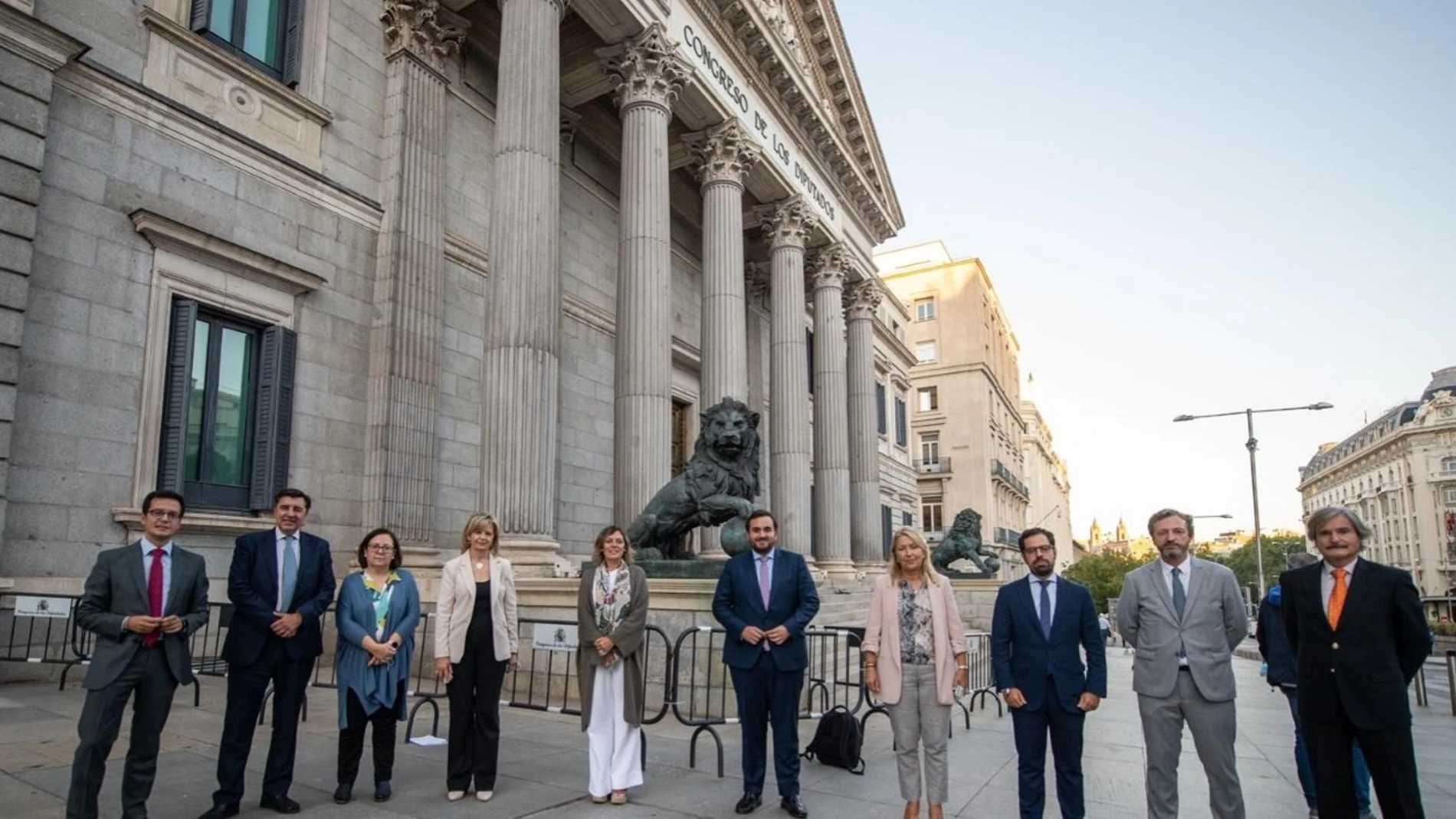 Los diputados del PP por Castilla y León a las puertas del Congreso