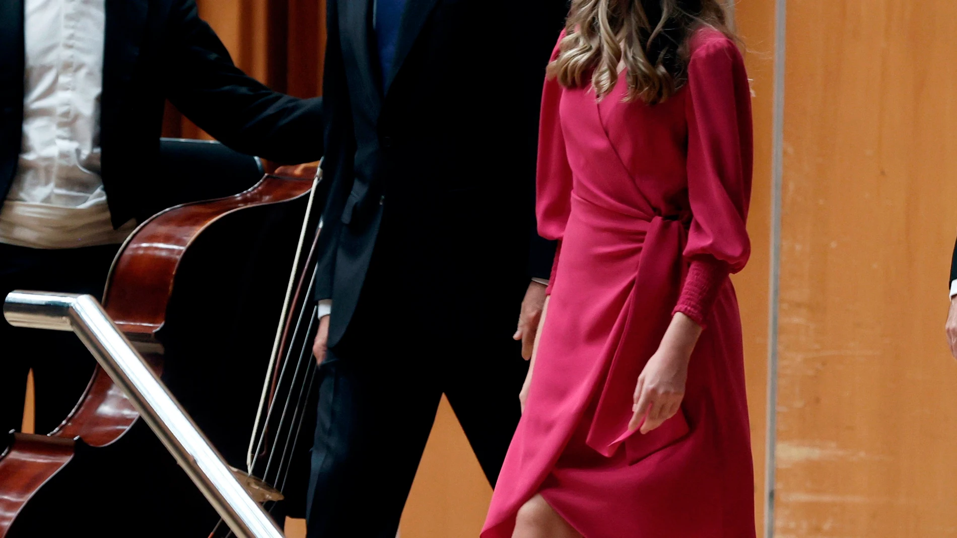 OVIEDO, 21/10/2021.- El rey Felipe VI (i) y la princesa Leonor (d) asisten al tradicional concierto de los Premios Princesa de Asturias, este jueves en el Auditorio Príncipe Felipe de Oviedo. EFE/ Ballesteros