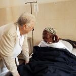 La misionera de Alcoi atiende a una paciente en el hospital Carmelo
