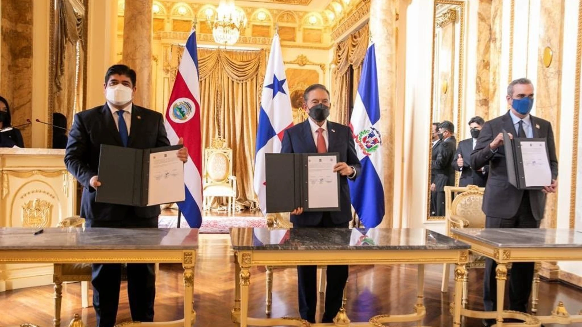 El presidente de Panamá, Lautentino Cortizo; el de Costa Rica, Carlos Alvarado; y el de República Dominicana, Luis Abinader, firman la Alianza para el Desarrollo de la DemocraciaTWITTER PRESIDENCIA DE PANAMÁ21/10/2021