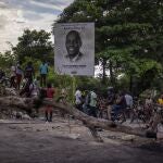El orador que aparece en el vídeo, vestido con un traje morado, es reconocible como el hombre conocido en Haití con el alias de Lamo Sanjou, el líder de la banda 400 Mawozo, que, según las autoridades, está detrás del secuestro de los misioneros el fin de semana.