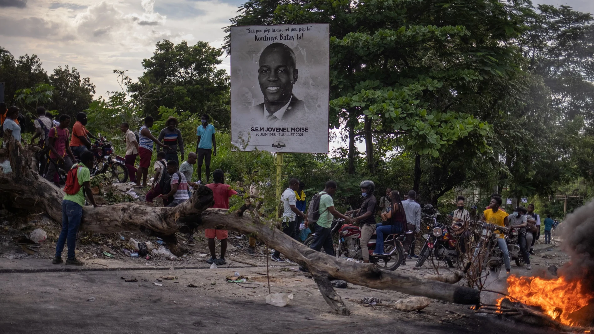 El orador que aparece en el vídeo, vestido con un traje morado, es reconocible como el hombre conocido en Haití con el alias de Lamo Sanjou, el líder de la banda 400 Mawozo, que, según las autoridades, está detrás del secuestro de los misioneros el fin de semana.