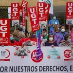 Concentración convocada por los sindicatos CCOO, UGT y CSIF con motivo del despido de 8.000 sanitarios
