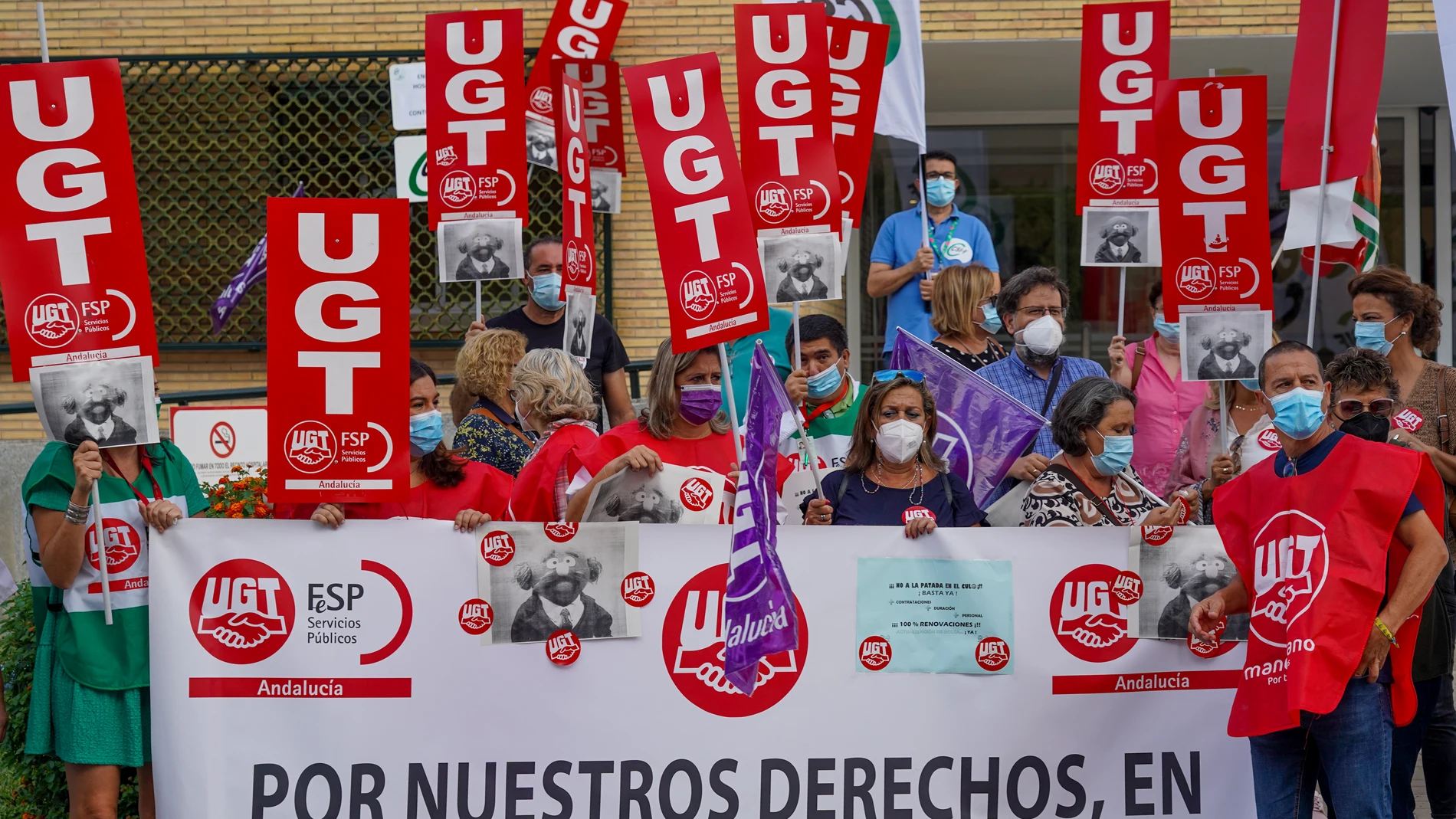 Concentración convocada por los sindicatos CCOO, UGT y CSIF con motivo del despido de 8.000 sanitarios