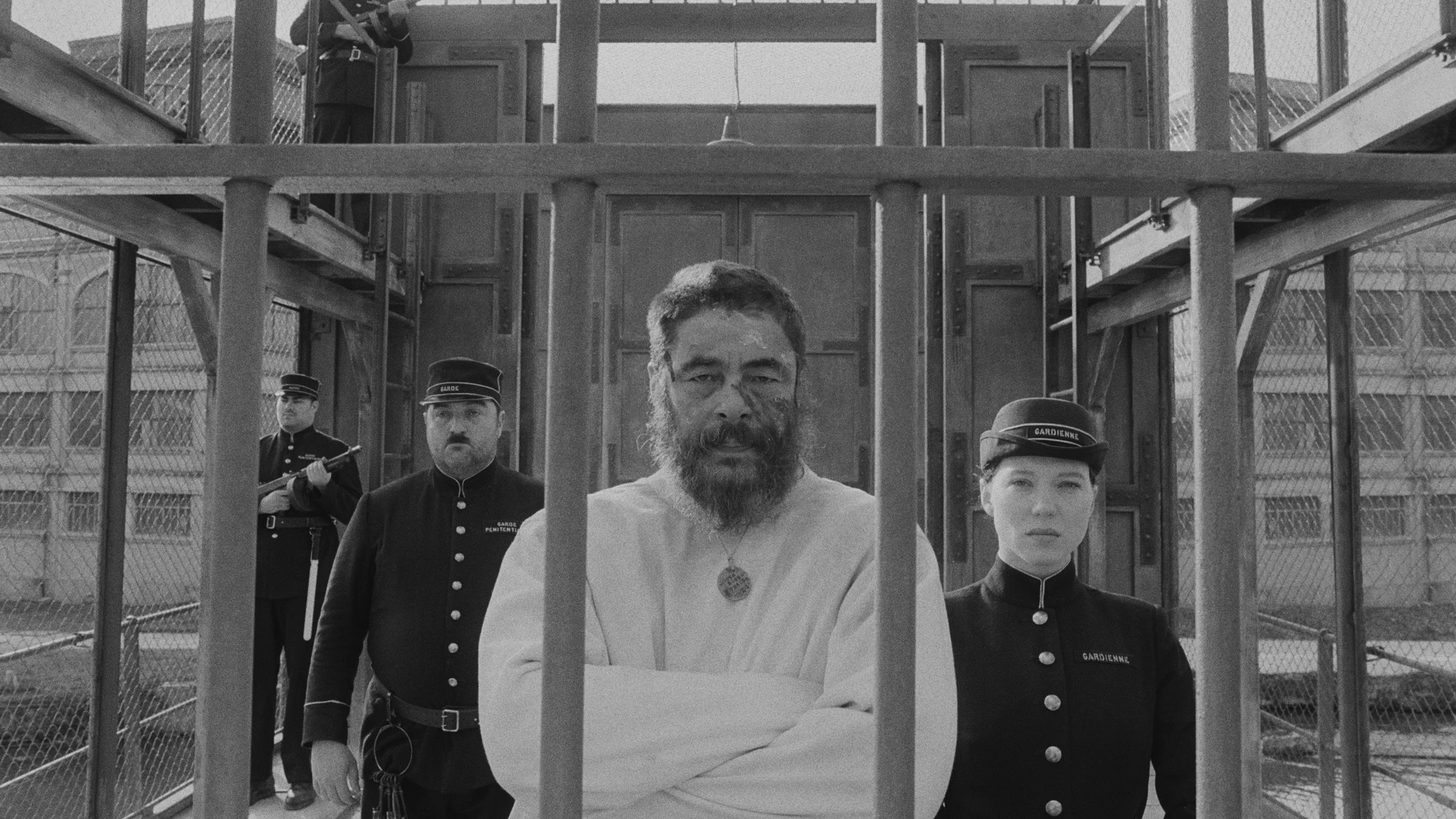 Benicio del Toro (centro) y Lea Seydoux (derecha), protagonistas en "La crónica francesa" ("The French Dispatch")