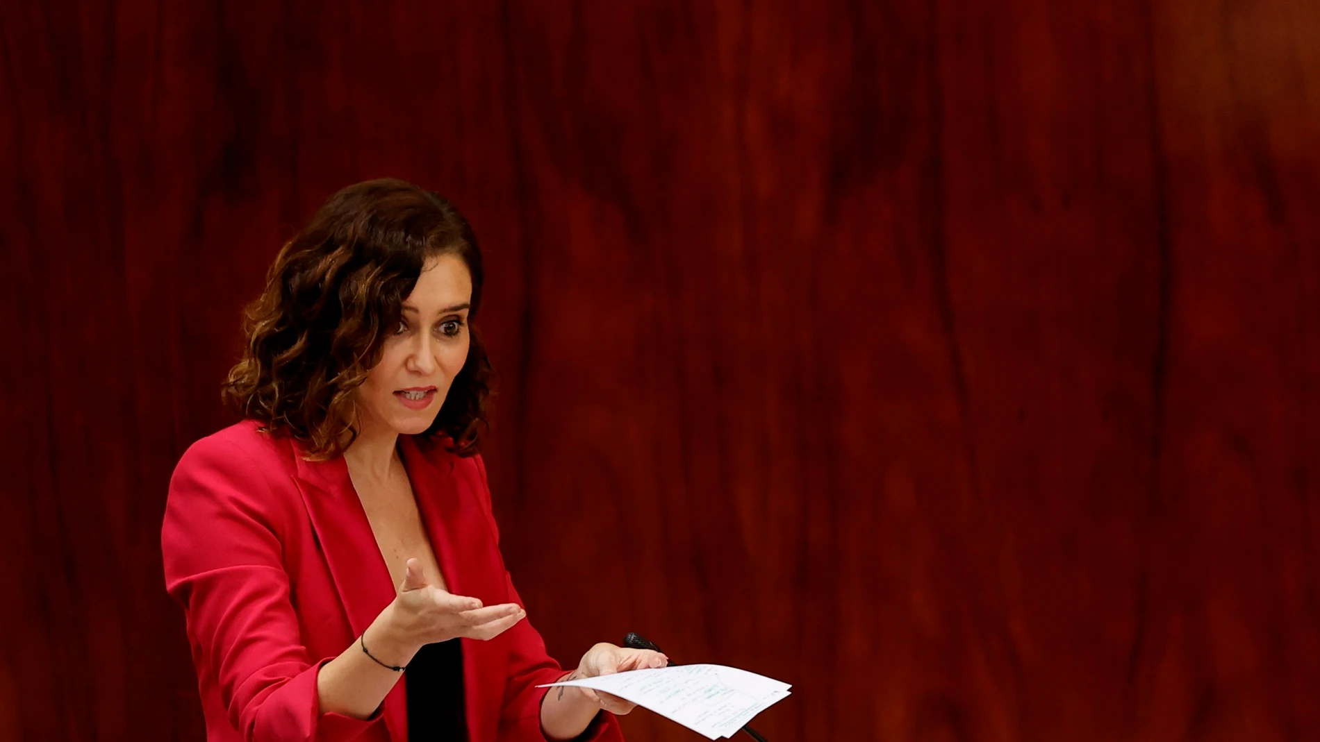 La presidenta de la Comunidad de Madrid, Isabel Díaz Ayuso, interviene durante el pleno de la Asamblea de la Comunidad de Madrid