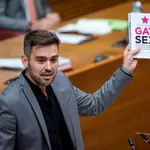 El portavoz del grupo parlamentario Compromís, Fran Ferri, ha mostrado el libro &quot;Gay Sex&quot; en la tribuna de Les Corts