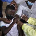 Un adolescente recibe una dosis de la vacuna Pfizer en Diepsloot Township, cerca de Johannesburgo, en Sudáfrica