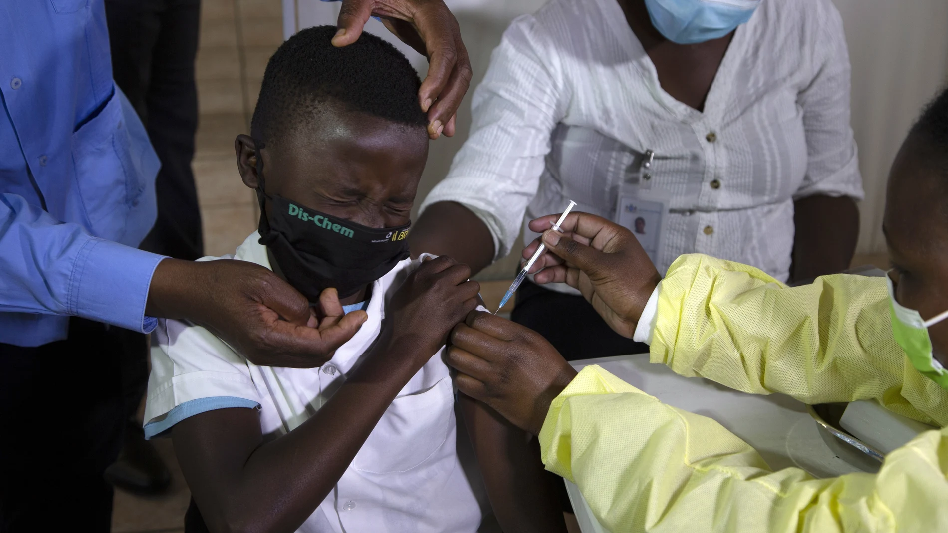 Un adolescente recibe una dosis de la vacuna Pfizer en Diepsloot Township, cerca de Johannesburgo, en Sudáfrica