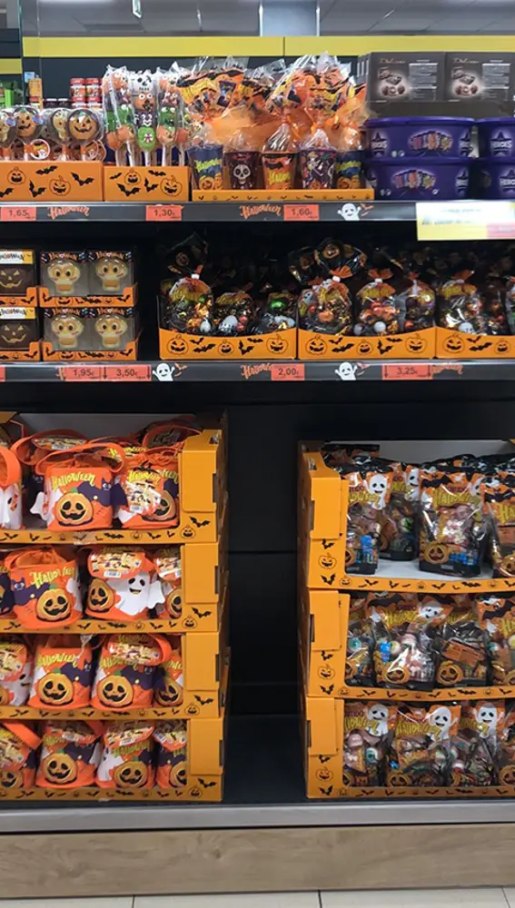 Surtido Halloween en el lineal de compra del supermercado