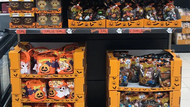 Surtido Halloween en el lineal de compra del supermercado