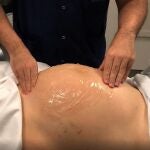 El procedimiento consiste en una serie de maniobras externas sobre el abdomen de la madre