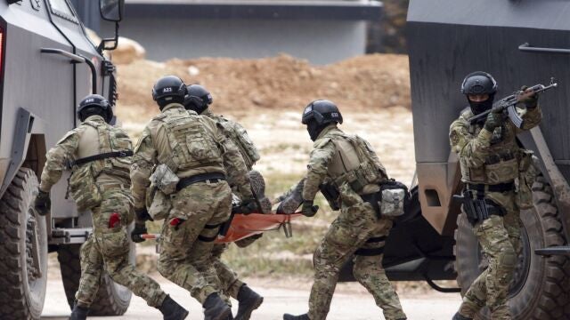 Segun Schmidt, los separatistas de Serbia han amenazado con recrear su propio ejército, lo que dividiría las fuerzas armadas nacionales en dos.
