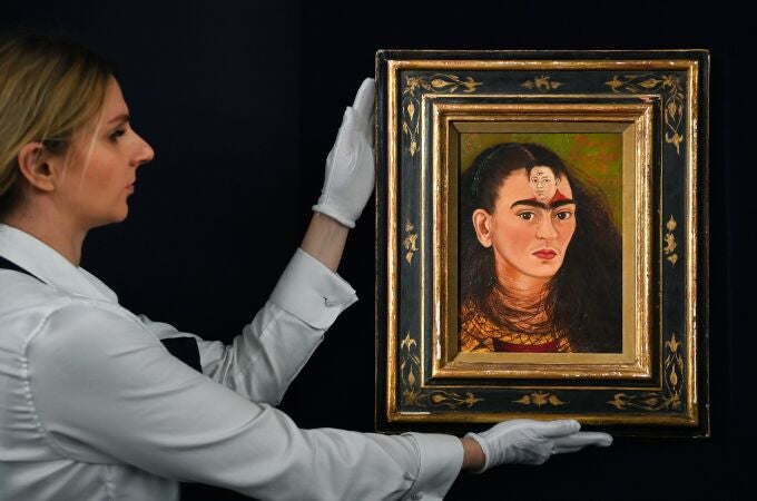 Una empleada de Sotheby's muestra el autorretrato de la artista mexicana Frida Khalo titulado "Diego y yo"