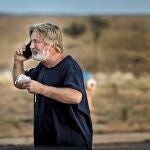 Alec Baldwin habla por teléfono en el parking de la oficina del Sheriff de Santa Fe, en Nuevo México, tras el accidente que costó la vida a Halyna Hutchins