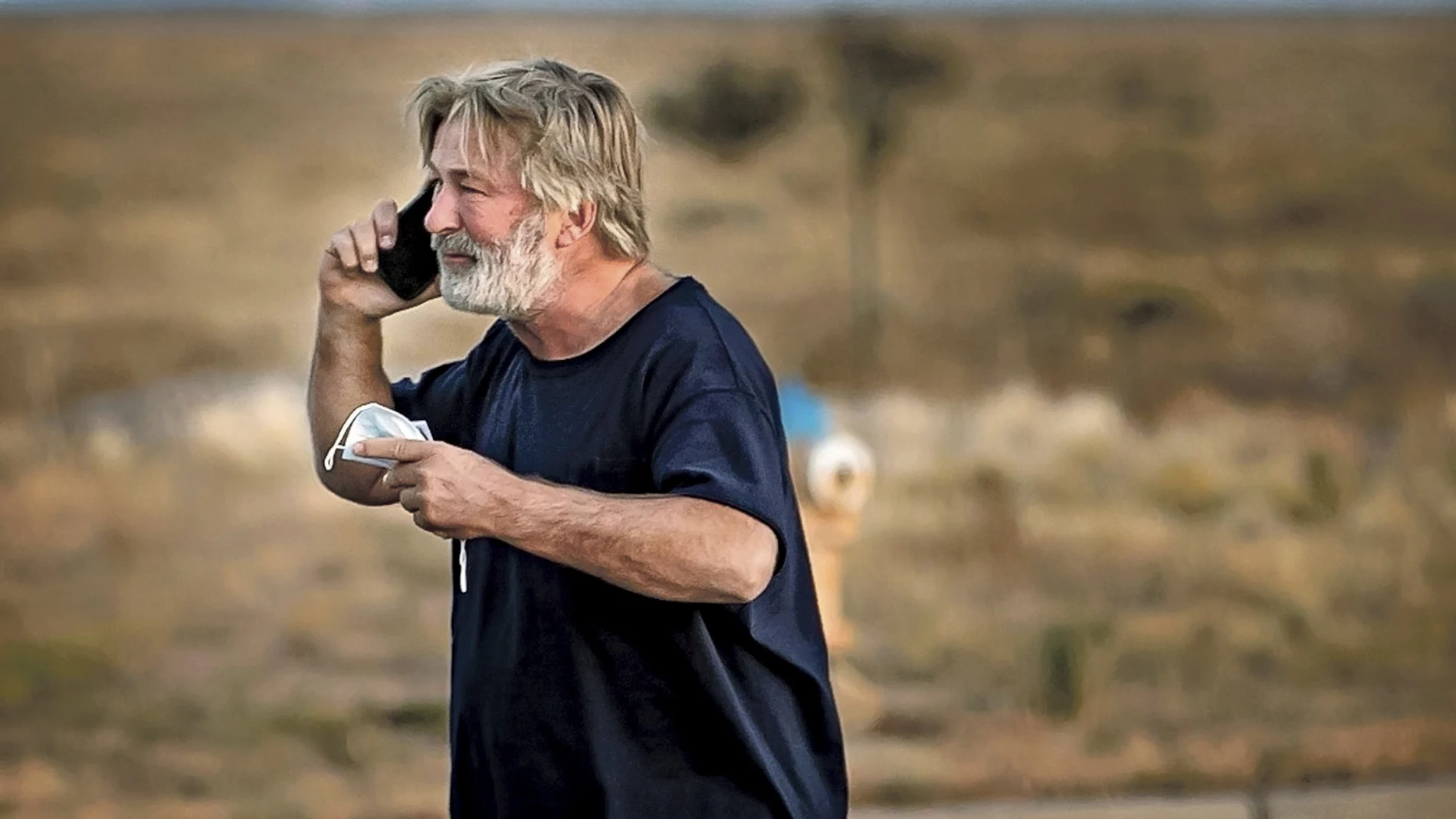 Alec Baldwin habla por teléfono en el parking de la oficina del Sheriff de Santa Fe, en Nuevo México, tras el accidente que costó la vida a Halyna Hutchins
