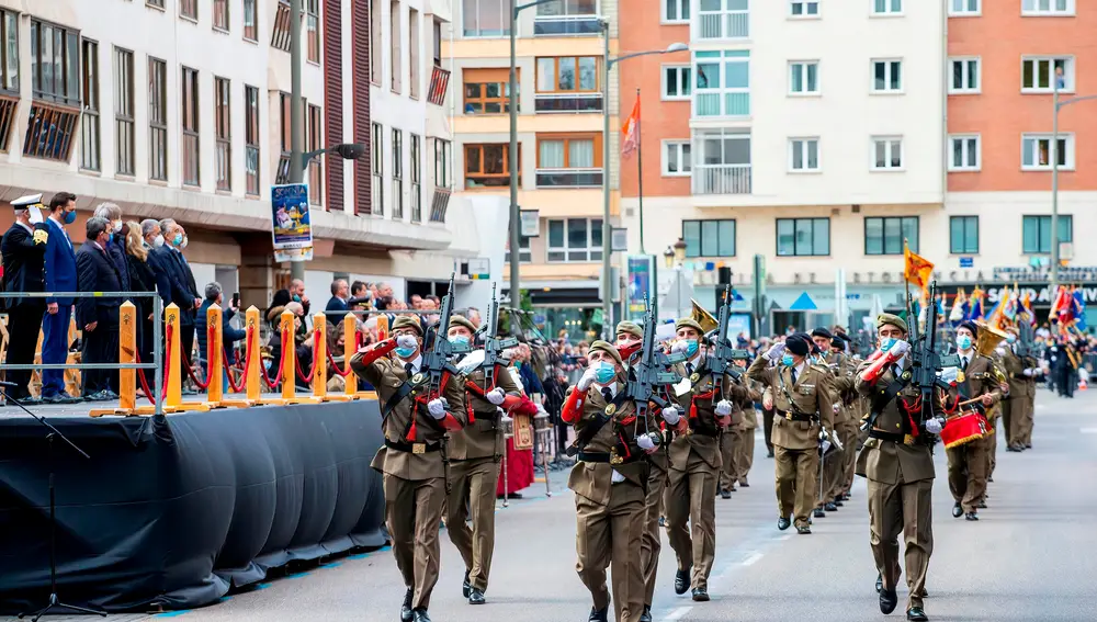 GRAF7879. BURGOS (ESPAÑA), 22/10/2021.- Vista del desfile celebrado con motivo del Día Nacional del Veterano, que en esta XXII edición se ha celebrado en Burgos. EFE/Santi Otero