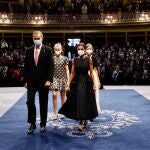 Los Reyes, la Princesa Leonor y la Infanta Sofía durante la entrega de los Premios Princesa de Asturias