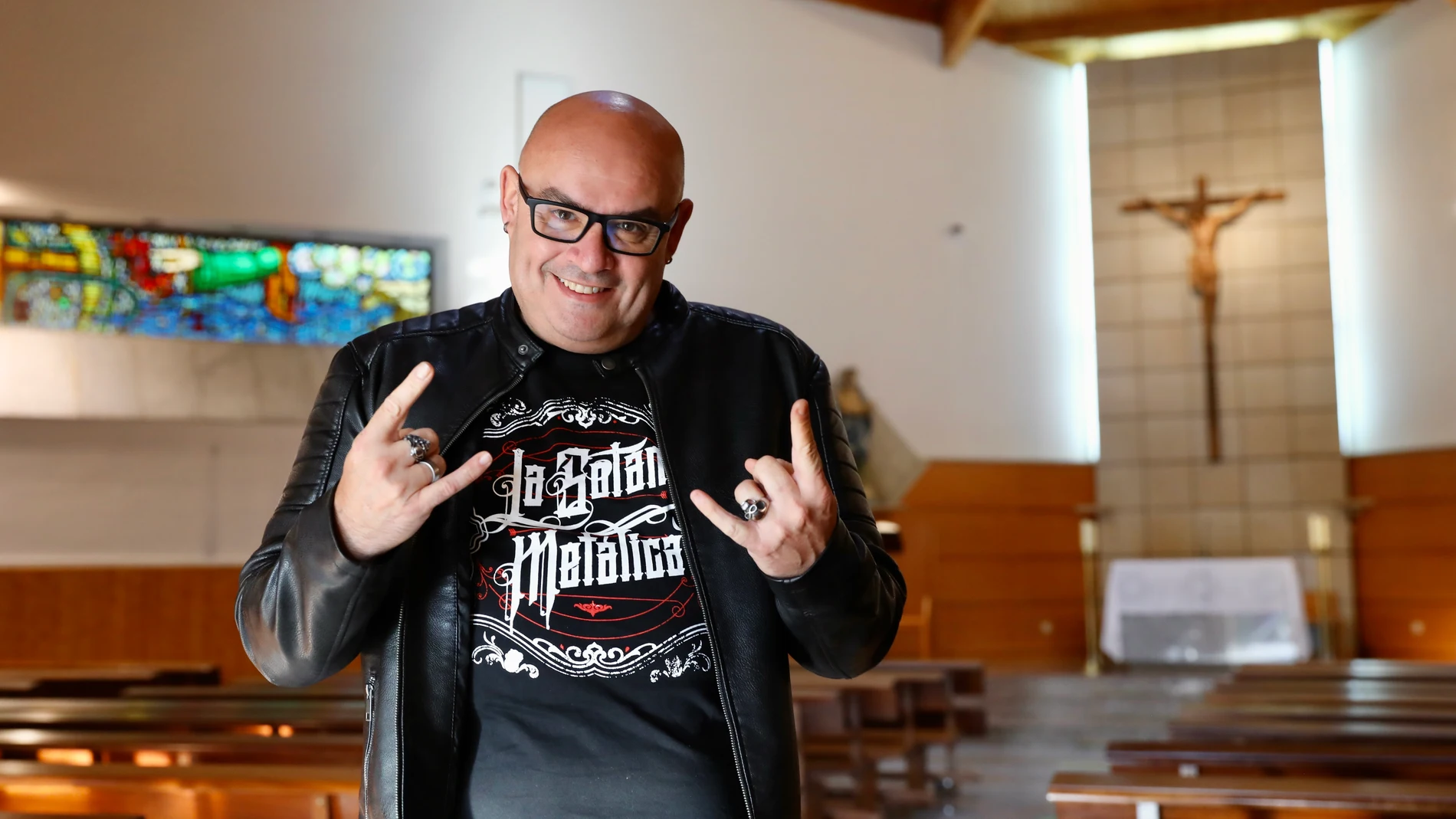 Vicente Esplugues, sacerdote aficionado a la música heavy metal.