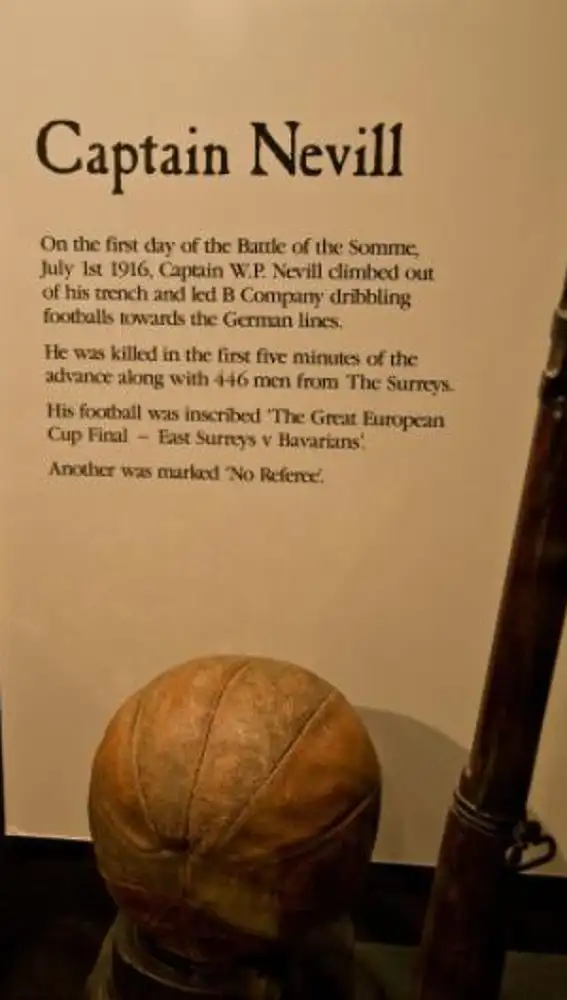 Detalle de uno de los balones recuperados en la trinchera alemana.
