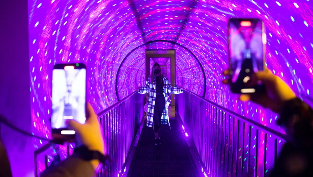 Una de las atracciones más populares del Museo de las Ilusiones de Madrid es el Túnel del Vórtice.