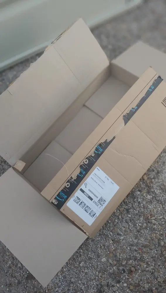 La caja de Amazon a nombre de Pablo Iglesias abandonada en La Navata
