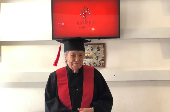 Una anciana de 93 años se gradúa en la Universidad de Administración de Empresas con las mejores notas