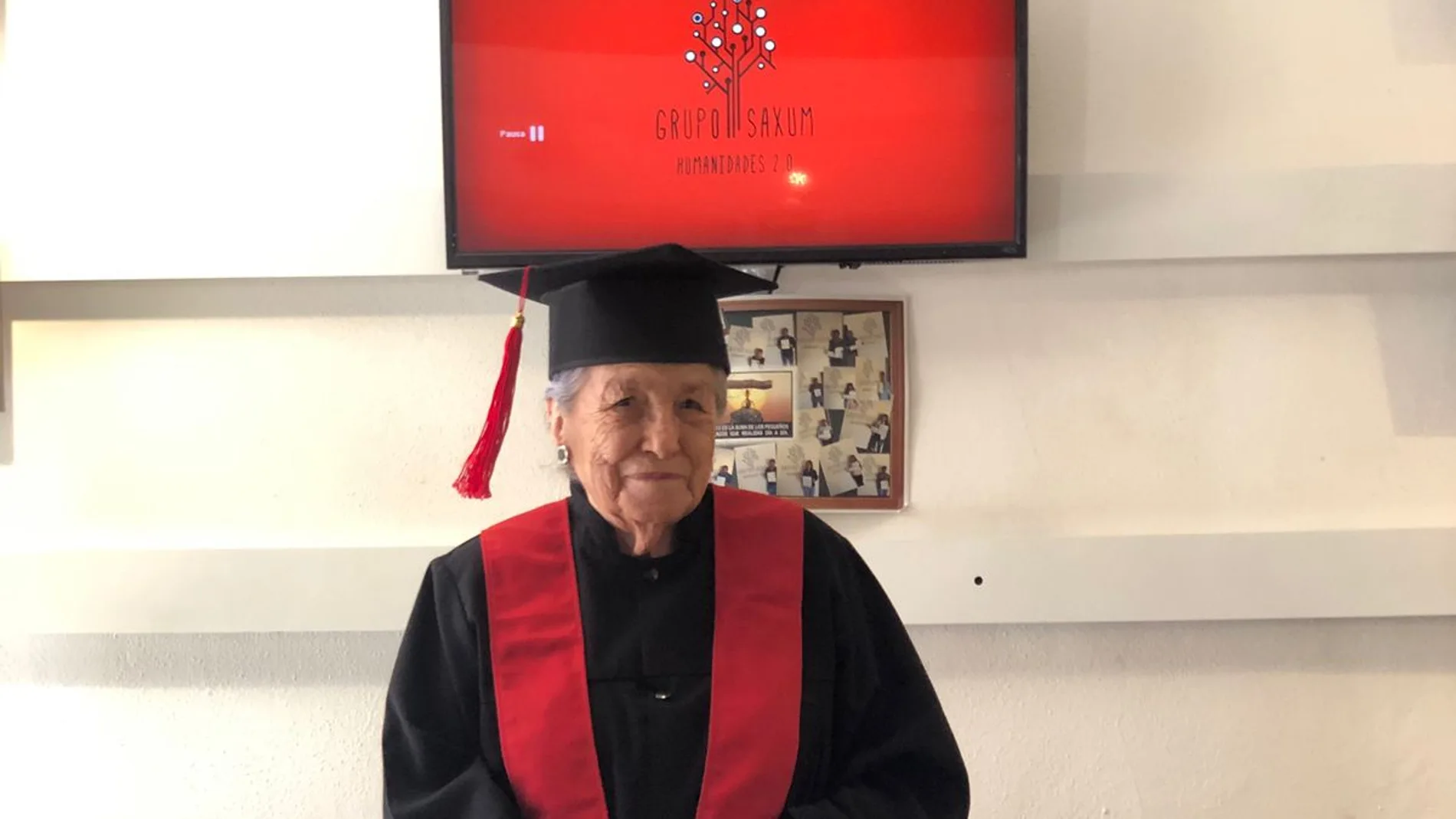 María Josefina Cruz, graduada en Administración de empresa a sus 93 años