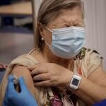 Un enfermero inocula la tercera dosis de la vacuna contra la covid-19 a una mujer mayor de 70 años perteneciente al Distrito Sanitario de Sevilla