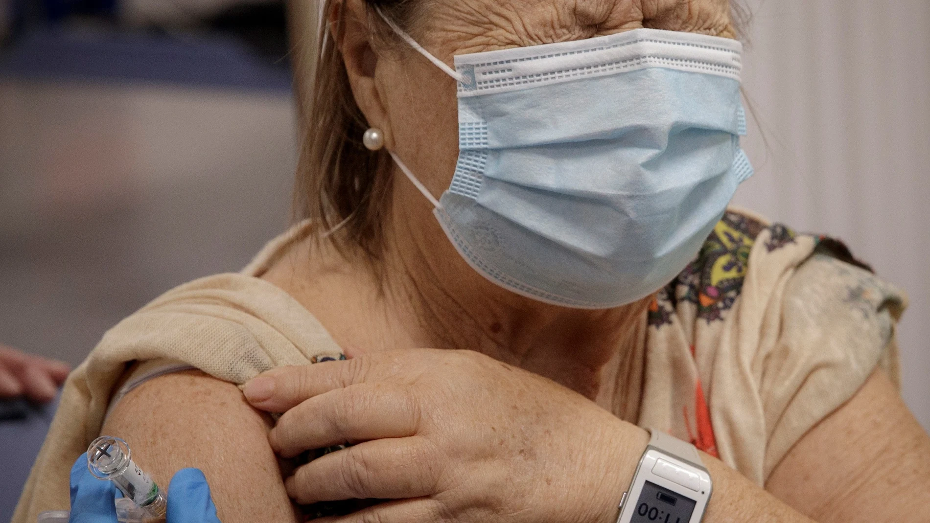 Un enfermero inocula la tercera dosis de la vacuna contra la covid-19 a una mujer mayor de 70 años perteneciente al Distrito Sanitario de Sevilla