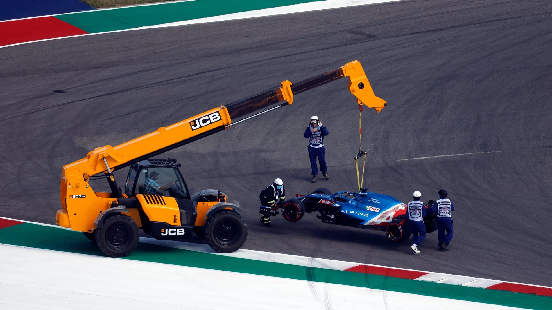 Una grúa recoge el coche de Fernando Alonso