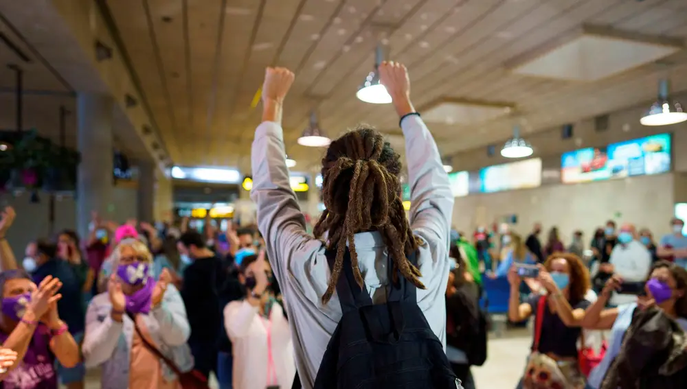 El diputado de Unidas Podemos, Alberto Rodríguez es recibido por simpatizantes a su llegada este sábado a la terminal del aeropuerto Tenerife Norte