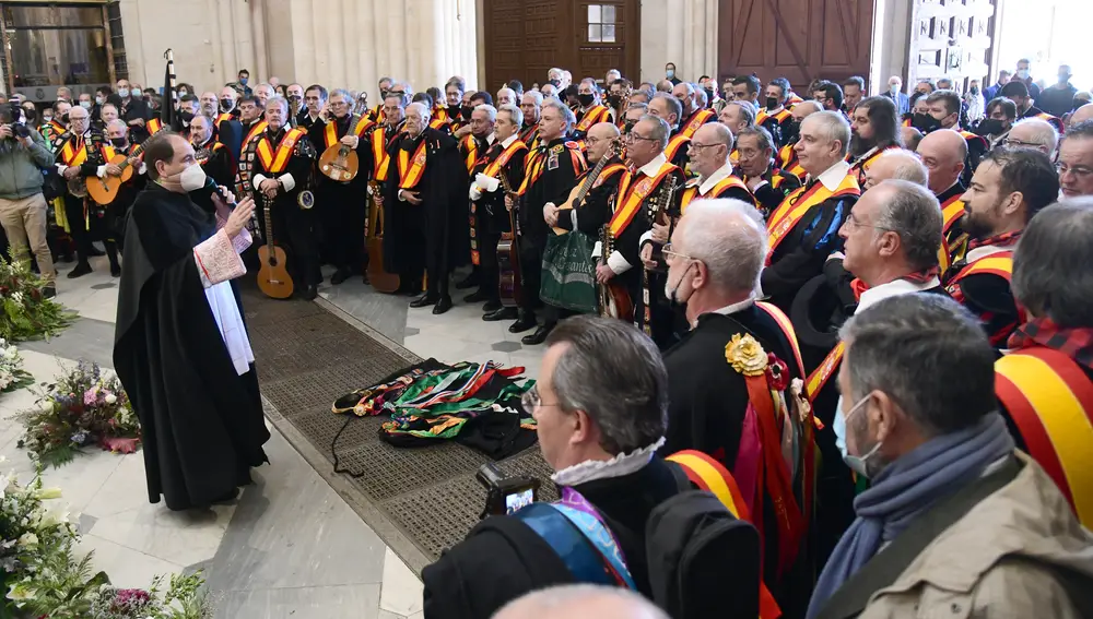 TunaEspaña homenajea a la Catedral de Burgos con motivo de su octavo centenario, y posteriormente entrega la beca de la tuna a la tumba del Cid en la Catedral y a Miguelón