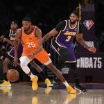 Anthony Davis trata de quitarle el balón a Mikal Bridges en el Suns - Lakers