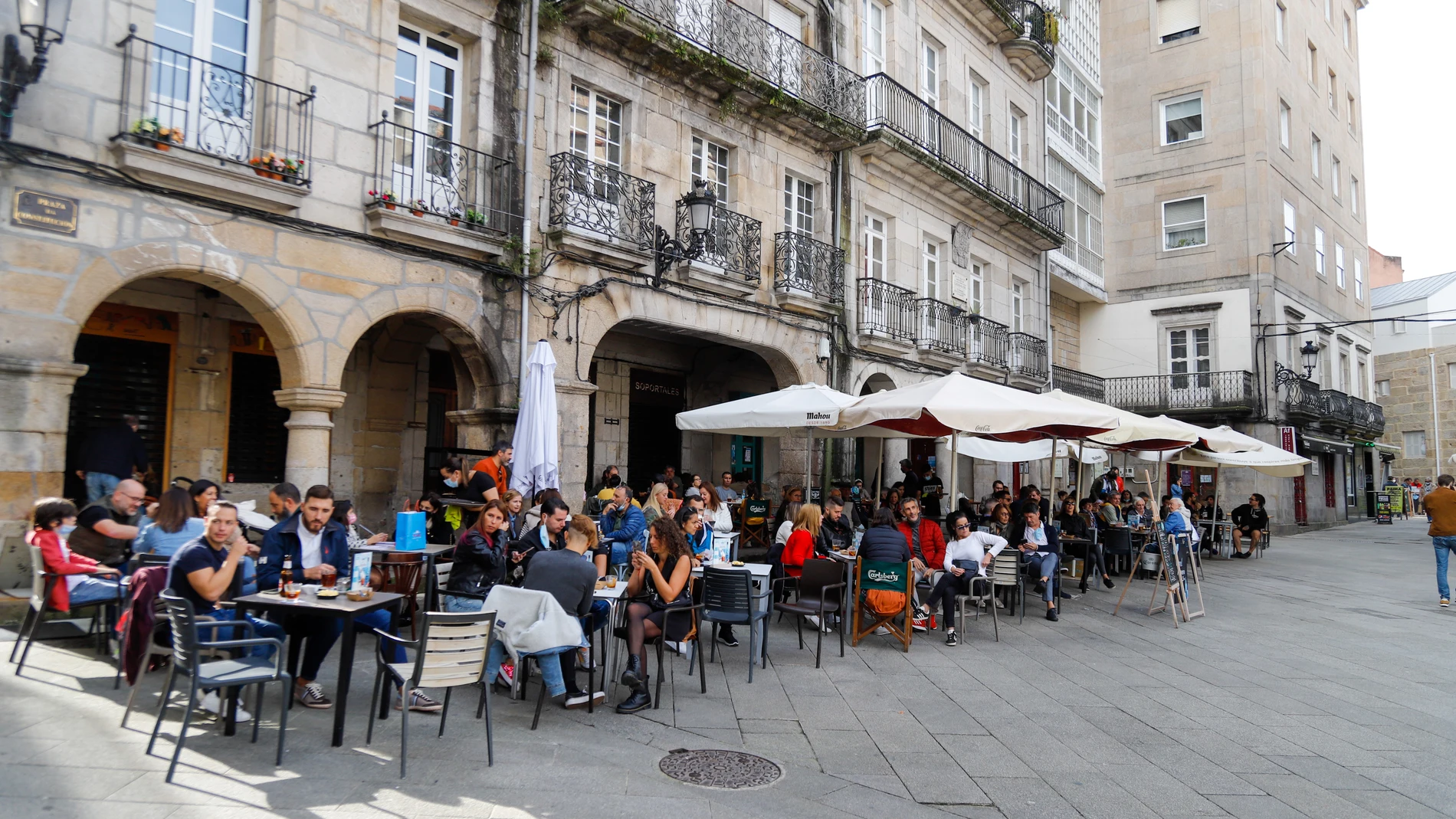 Grupos de comensales sentados en una terraza de un establecimiento, en Vigo, Galicia (España)