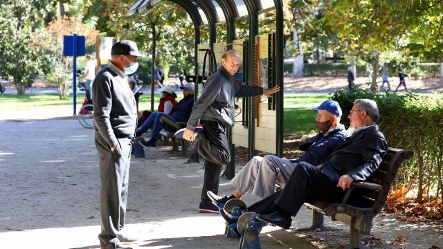 Jubilados paseando y haciendo deporte por el Retiro, en Madrid