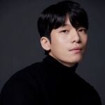 El actor y modelo Wi Ha Joon, el apuesto policía de "El juego del calamar"