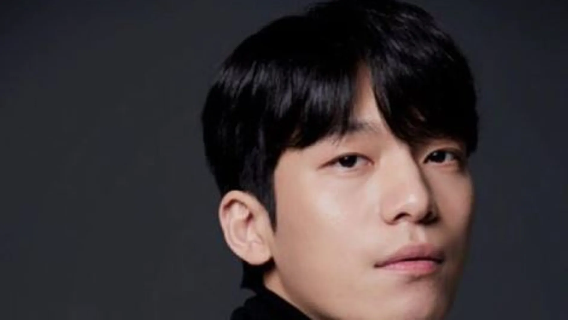 El actor y modelo Wi Ha Joon, el apuesto policía de "El juego del calamar"